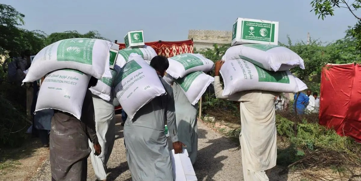 مركز الملك سلمان للإغاثة يوزع سلال غذائية لمتضرري الفيضانات في أقاليم جمهورية باكستان 
