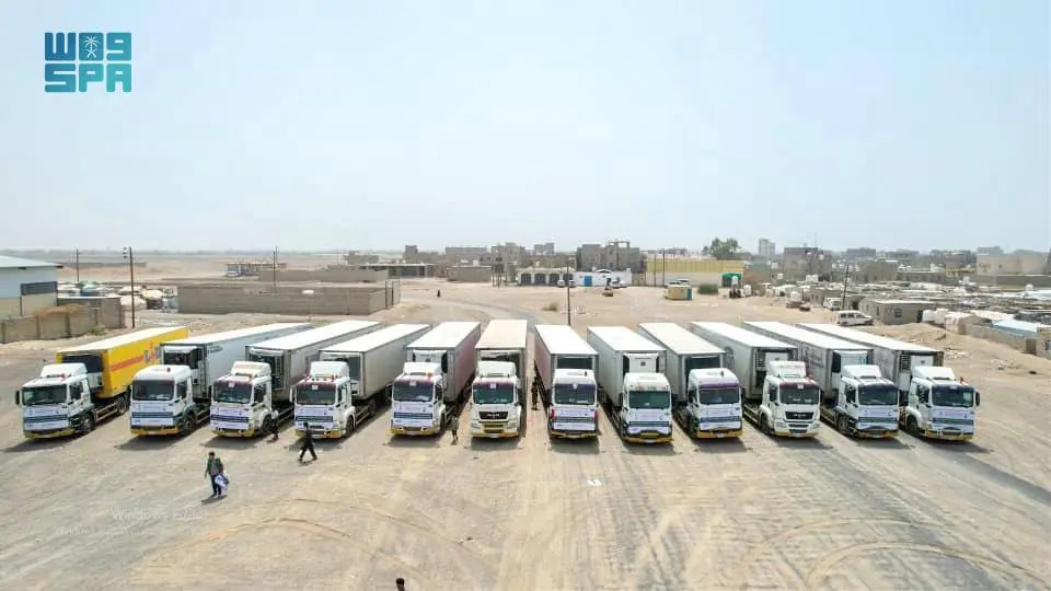 100 شاحنة إغاثية تصل لليمن مُقدَّمة من مركز الملك سلمان للإغاثة والأعمال الإنسانية