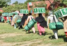 مركز الملك سلمان للإغاثة يوزع حقائب إيوائية للمتضررين من الفيضانات وسلال غذائية بباكستان  