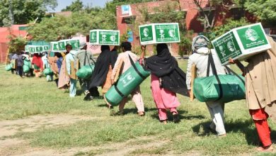مركز الملك سلمان للإغاثة يوزع حقائب إيوائية للمتضررين من الفيضانات وسلال غذائية بباكستان  