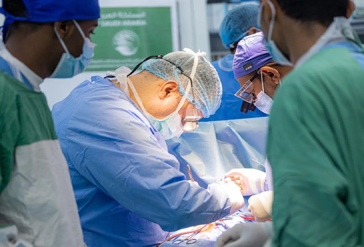 مركز الملك سلمان للإغاثة يسلّم محاليل ومستلزمات الاستصفاء الدموي للكلى وينفذ مشروع لجراحة العظام