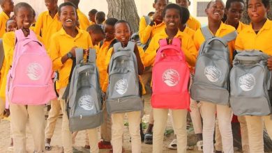 مركز الملك سلمان للإغاثة يوزع آلاف من الحقائب المدرسية للطلاب في أقاليم الصومال