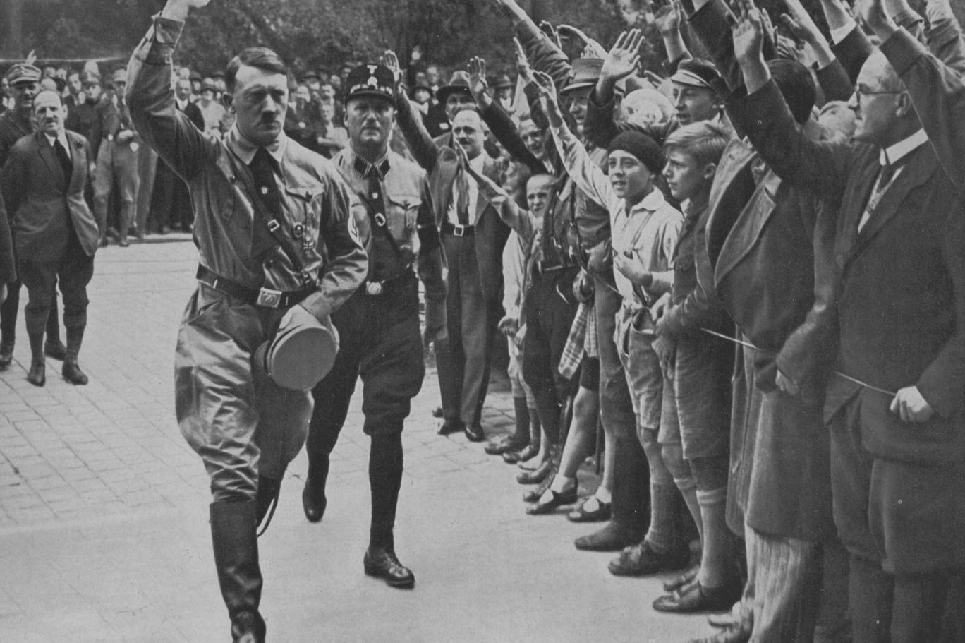 بالفيديو.. القبض على مشجع ألقى "تحية هتلر" وسط ميونيخ