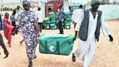 مركز الملك سلمان للإغاثة يوزع حقائب إيوائية وسلال غذائية في ولايات جمهورية السودان