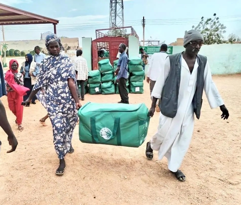 مركز الملك سلمان للإغاثة يوزع حقائب إيوائية وسلال غذائية في ولايات جمهورية السودان
